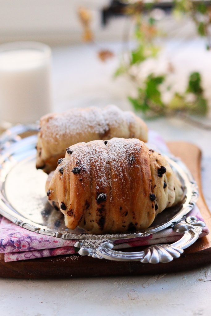 DIE GEFÜLLTE WEICHE BROTCHEN MIT SCHOKOLADENSTÜCKCHEN, EIN GENUSS FÜR DAS FRÜHSTÜCK ZU HAUSE