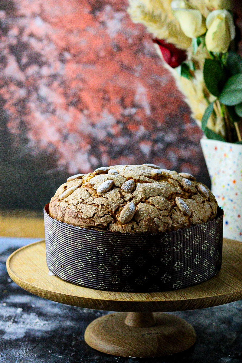 PANETTONE MIT KANDIERTEN ORANGEN UND HASELNÜSSEN MIT SAUERTEIG
