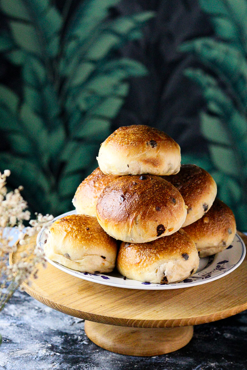 WEICHE UND HERBSTLICHE SÜßE BRÖTCHEN MIT ORANGE UND SCHOKOLADE