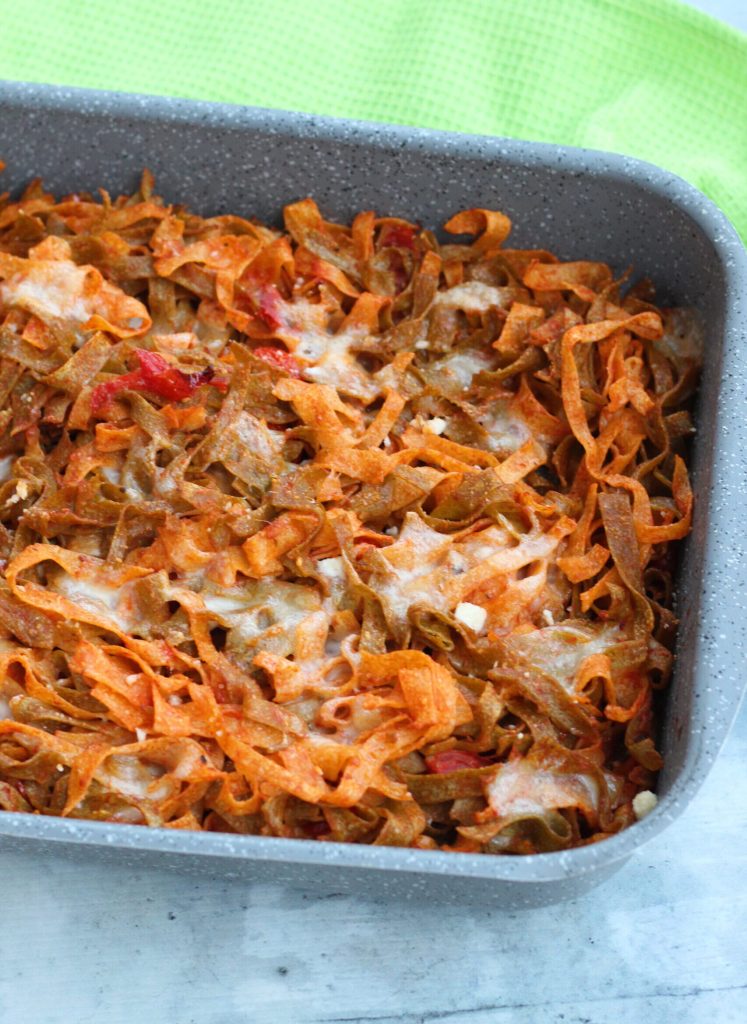 tagliatelle aus dem Ofen mit Kirschtomaten, Sardellen und Mozzarella