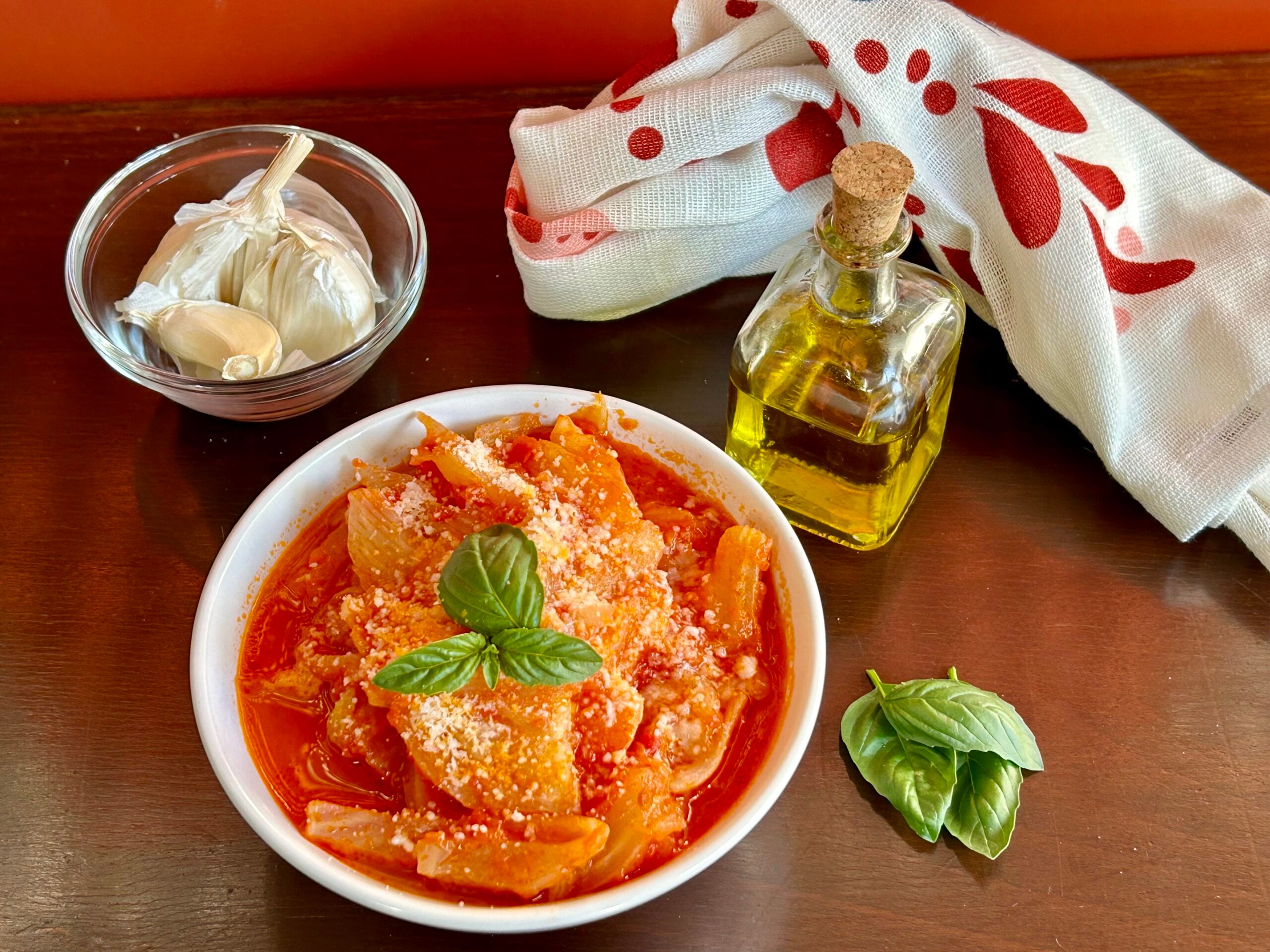 Fenchel im Topf mit Tomaten