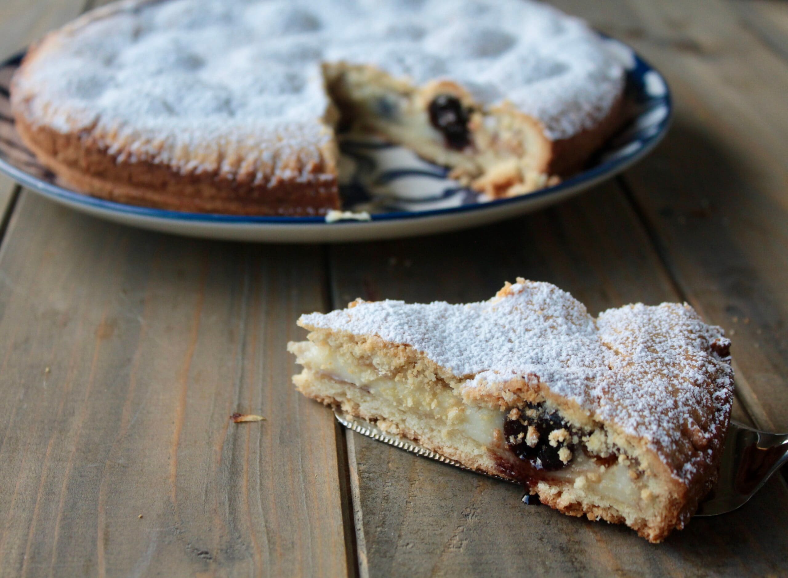Pasticciotto mit Vanillecreme und Sauerkirschen, knusprig und köstlich