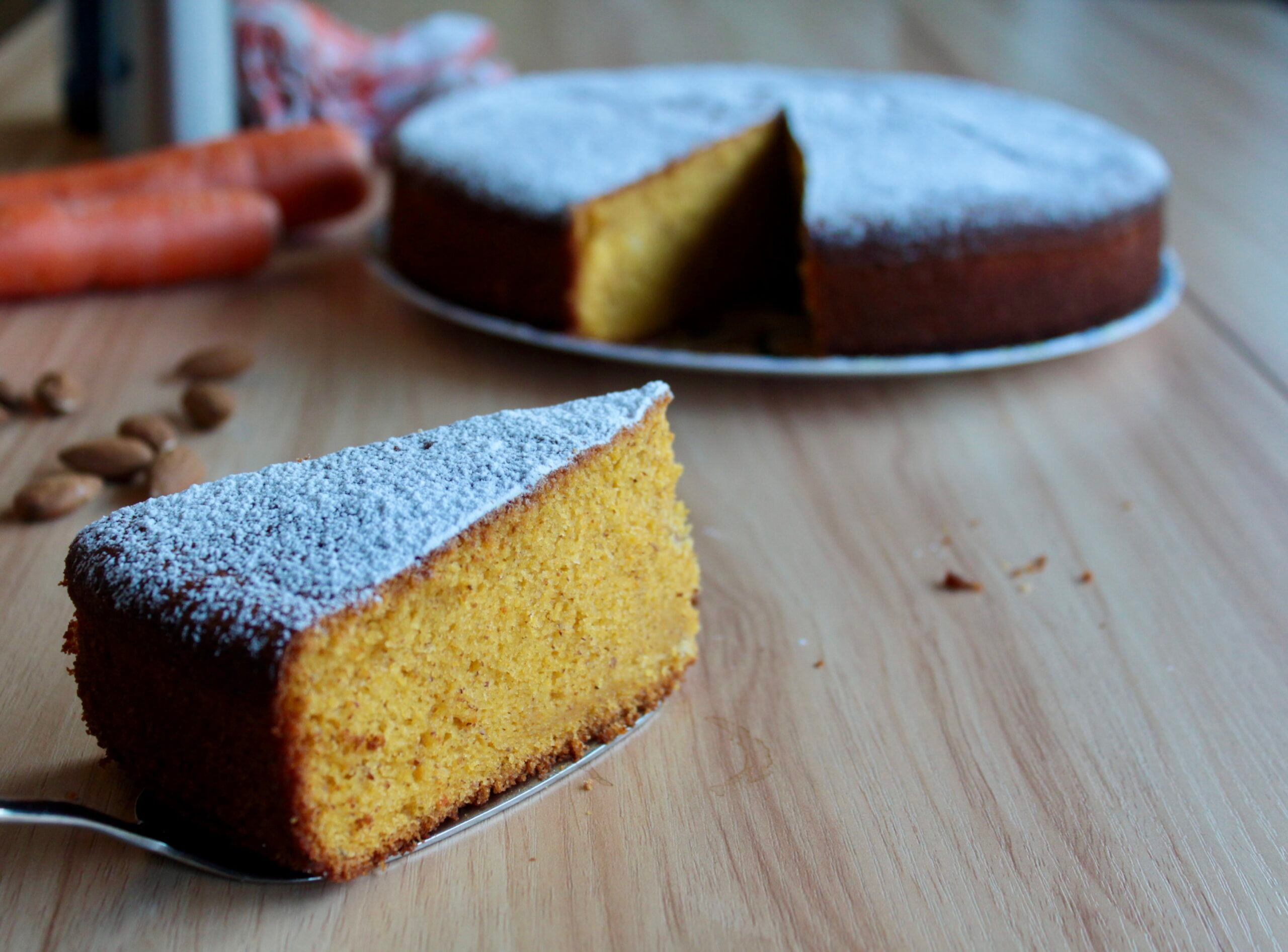 Weicher Camilla-Kuchen mit Karotten, Mandeln und Orange