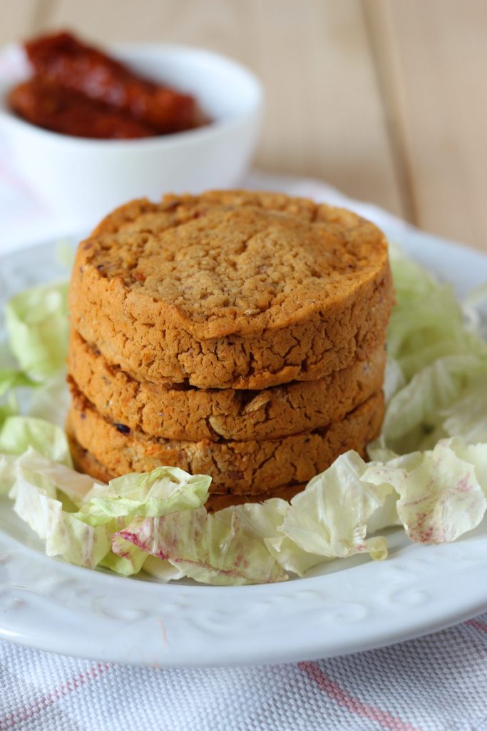 bohnen-burger mit getrockneten tomaten
