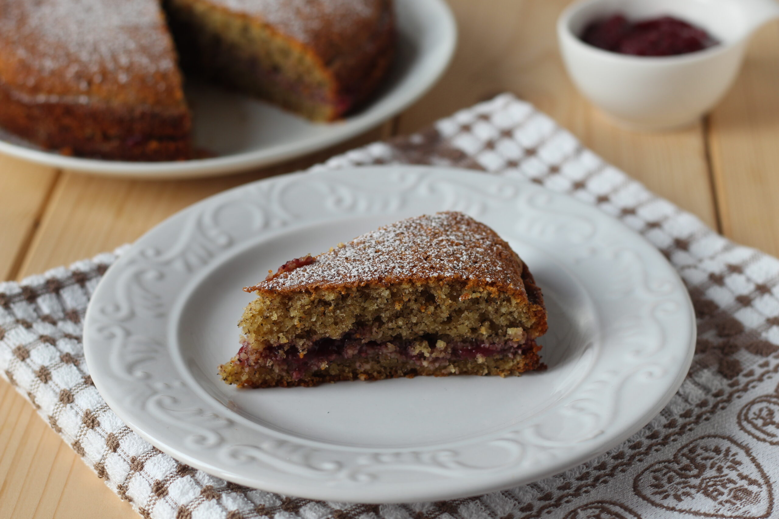 Buchweizenkuchen mit Beerenmarmelade