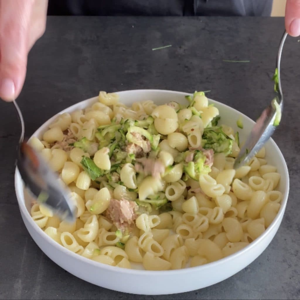 Kalte Pasta mit Zucchini und Thunfisch