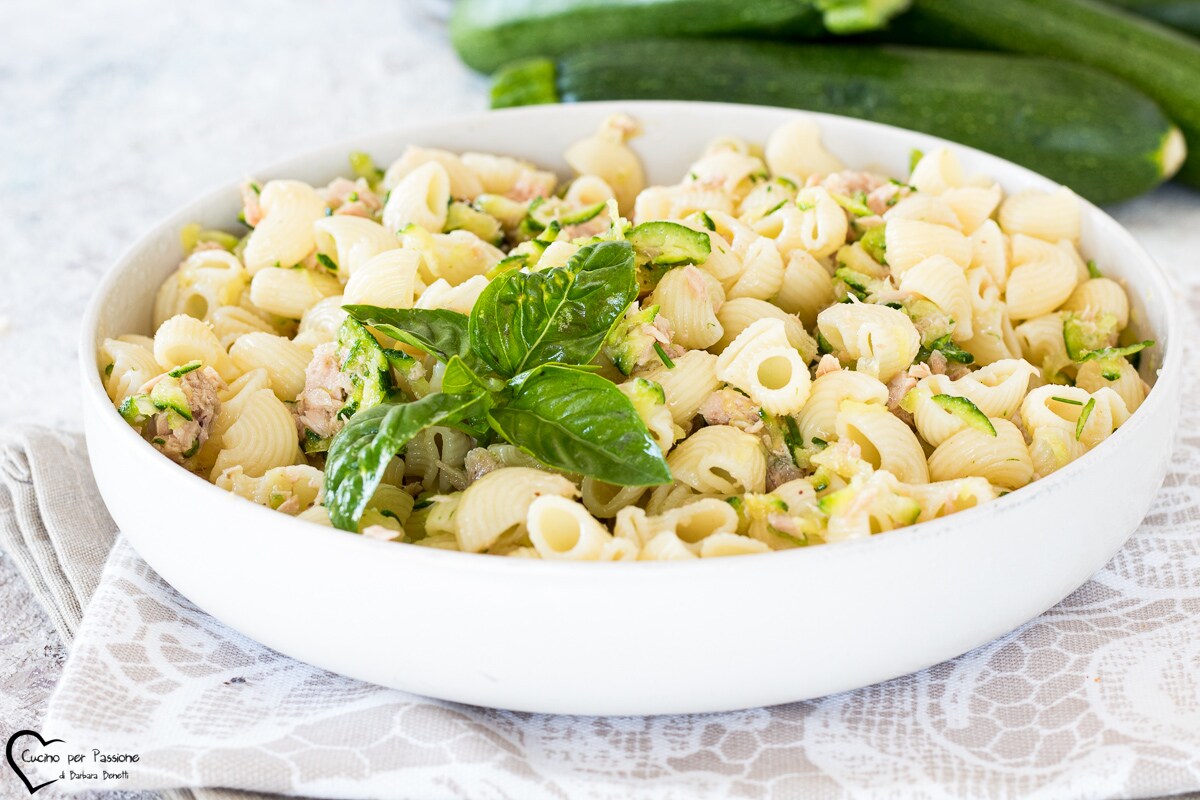 KALTE PASTA MIT ZUCCHINI UND THUNFISCH