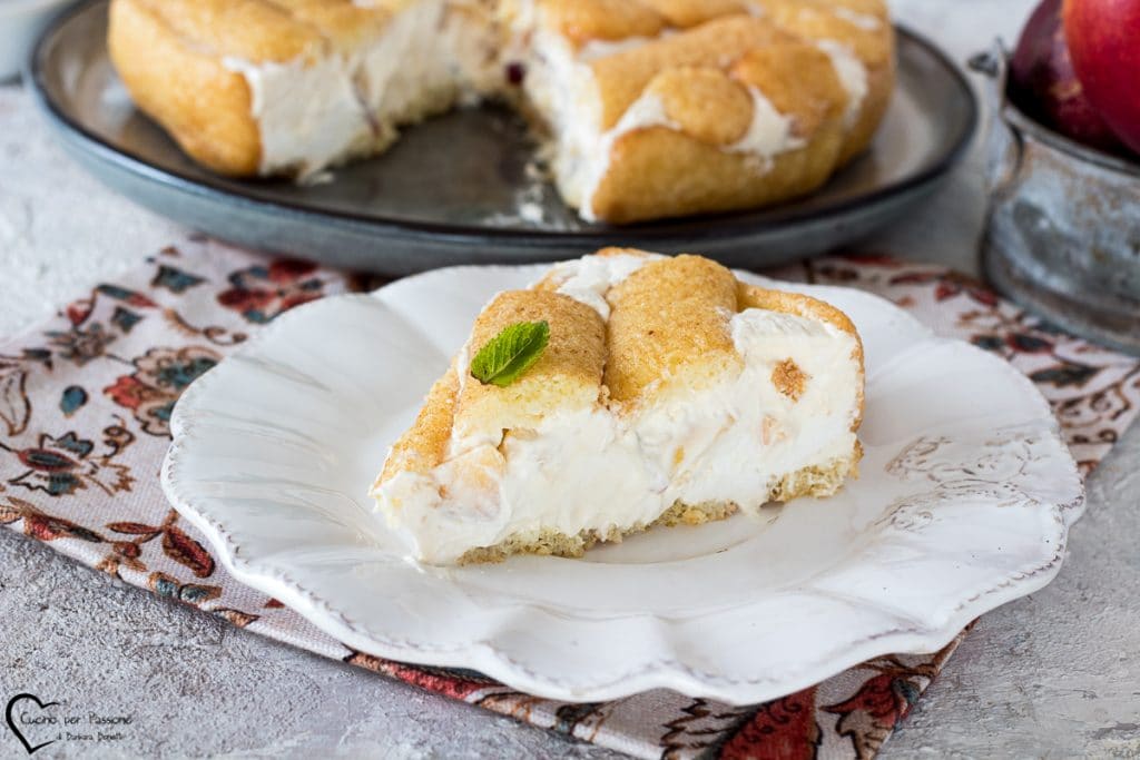 Kalter Kuchen mit Pavesini und Pfirsichen