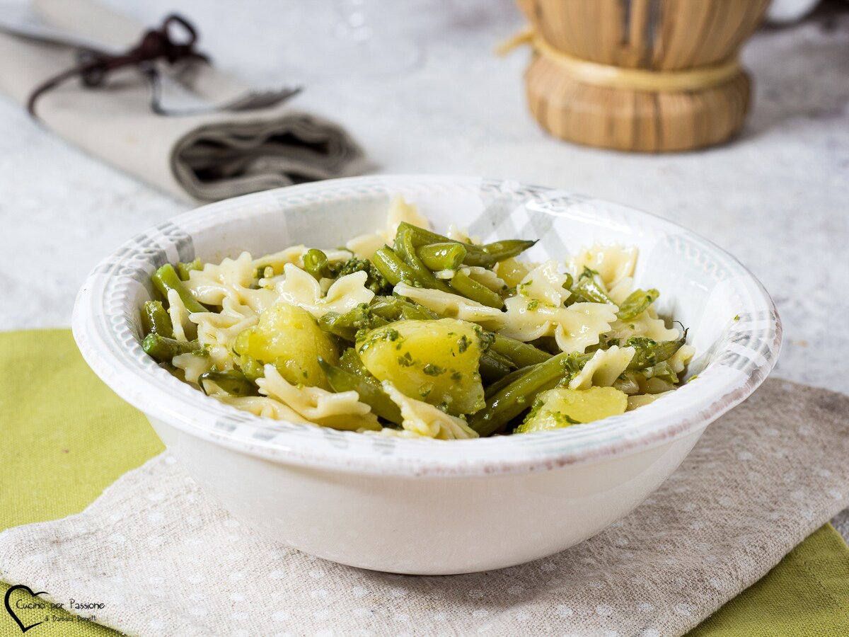 KALTER NUDELSALAT MIT BOHNEN UND KARTOFFELN