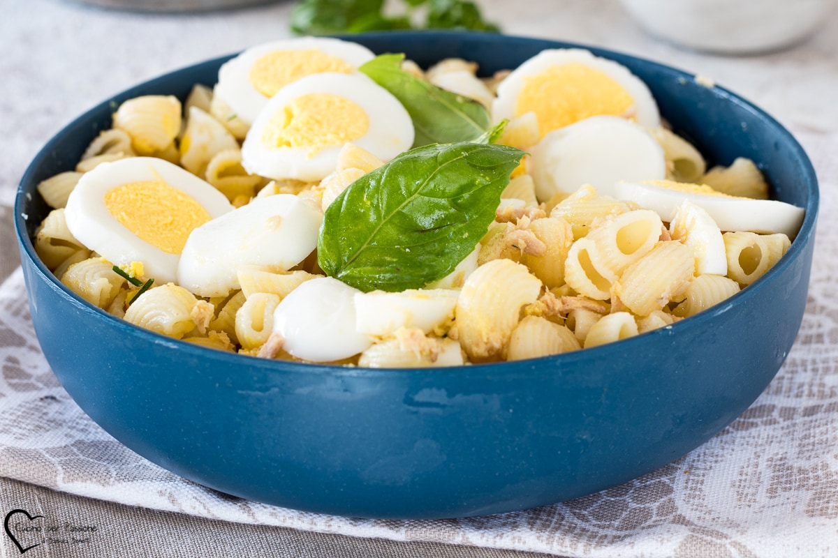 KALTER NUDELSALAT MIT THUNFISCH UND EIERN