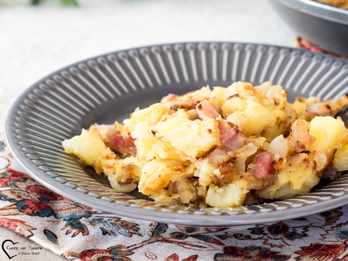 KARTOFFELN UND ZWIEBELN IN DER PFANNE mit einer knusprigen Kruste