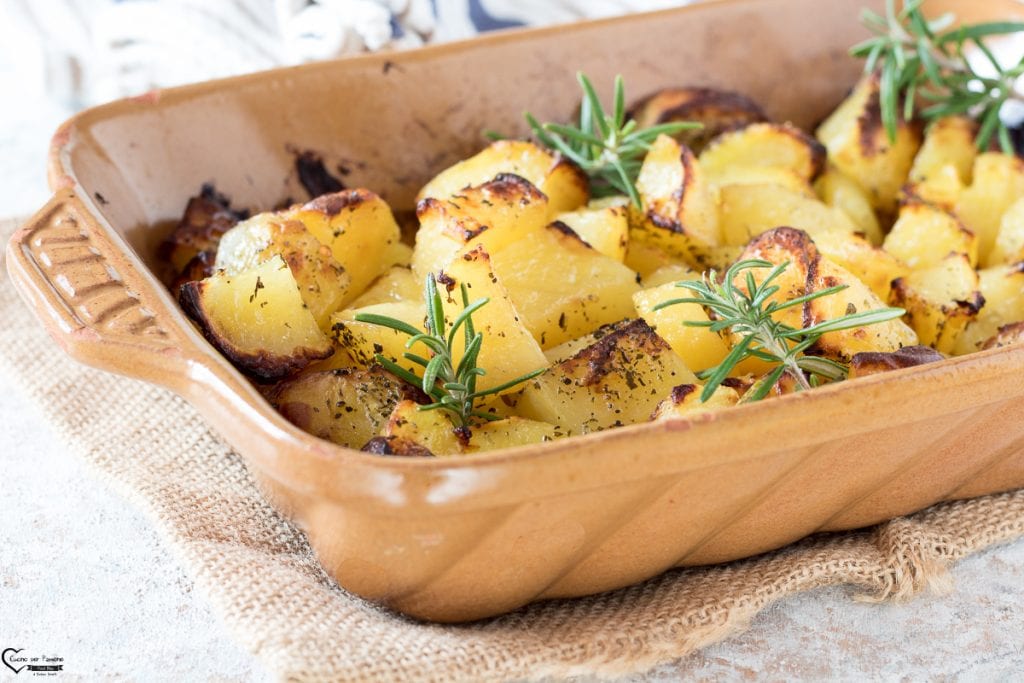 Knusprige und goldene gebackene Kartoffeln