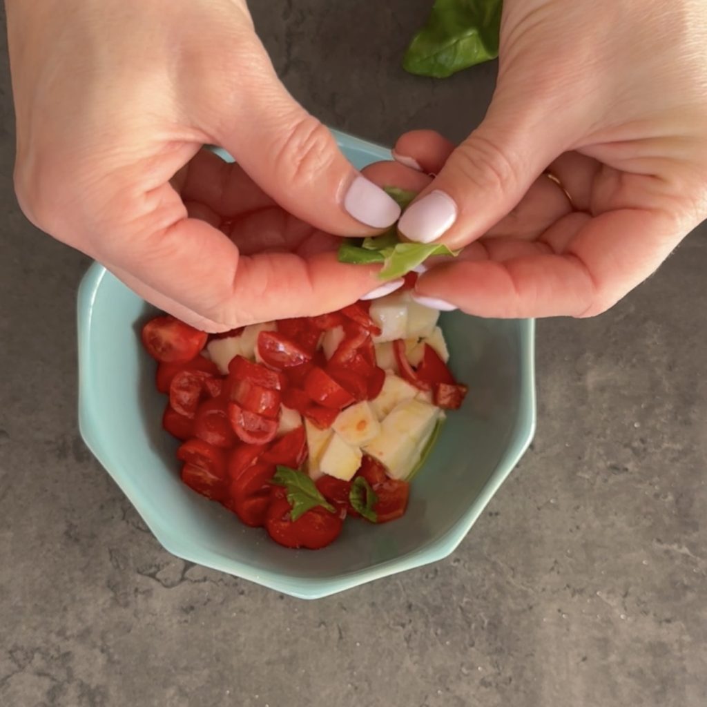 Körbchen mit Toastbrot alla Caprese