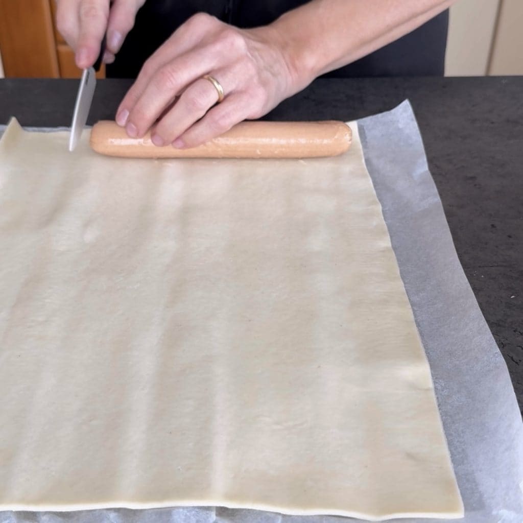 Kranz mit Würstchen im Blätterteig