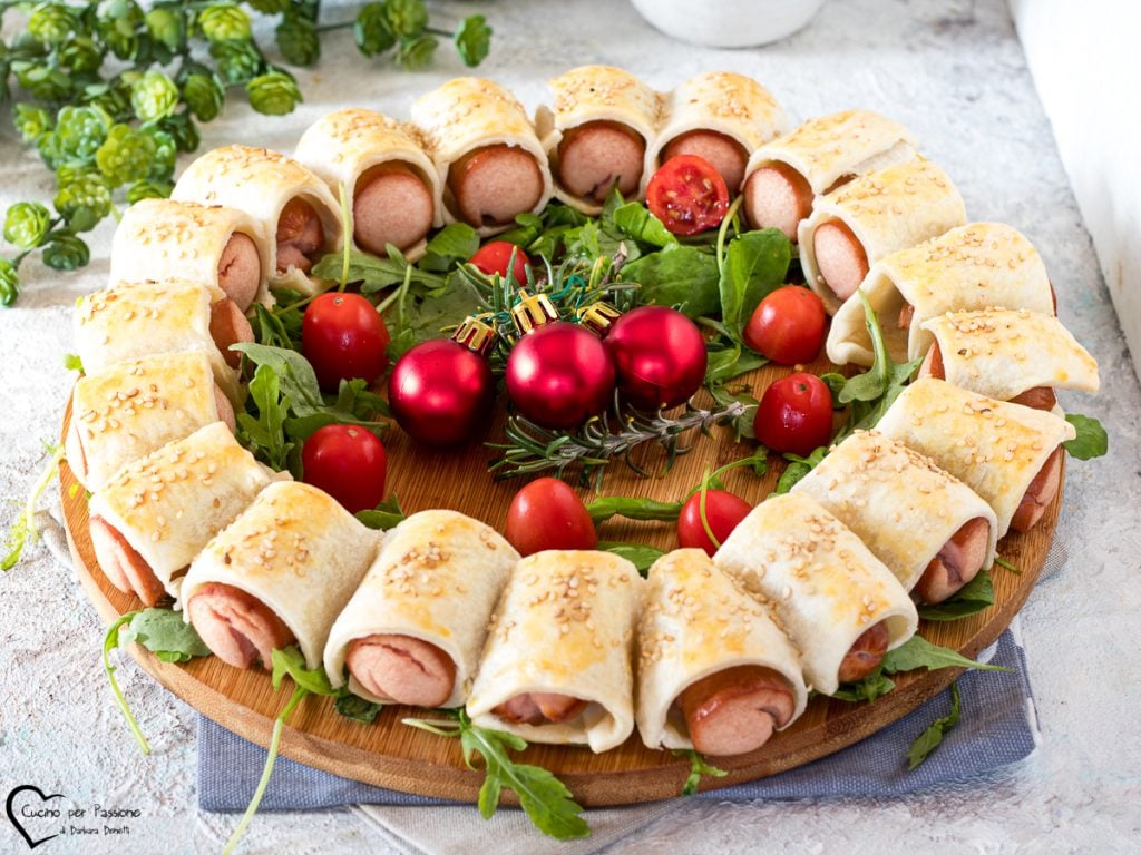 Kranz mit Würstchen im Blätterteig