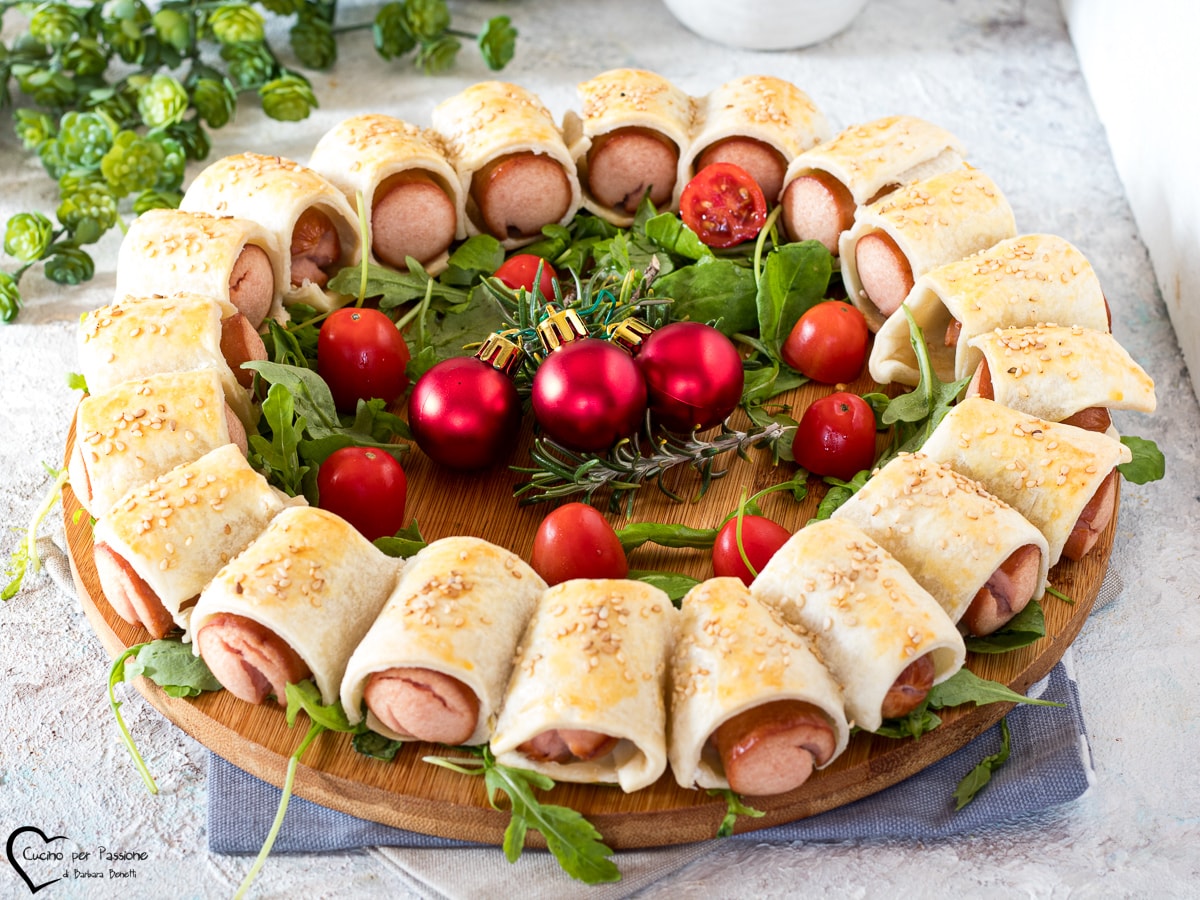 KRANZ MIT WÜRSTCHEN IM BLÄTTERTEIG