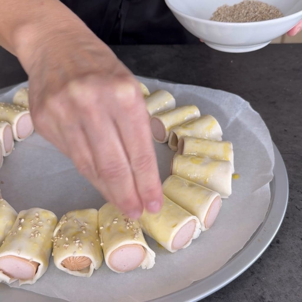 Kranz mit Würstchen im Blätterteig