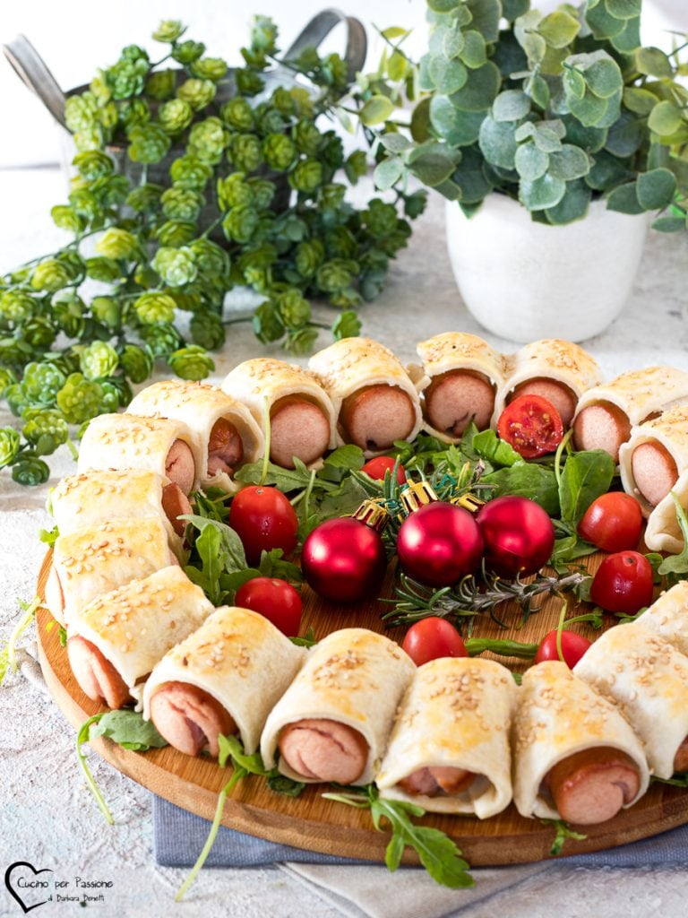 Kranz mit Würstchen im Blätterteig