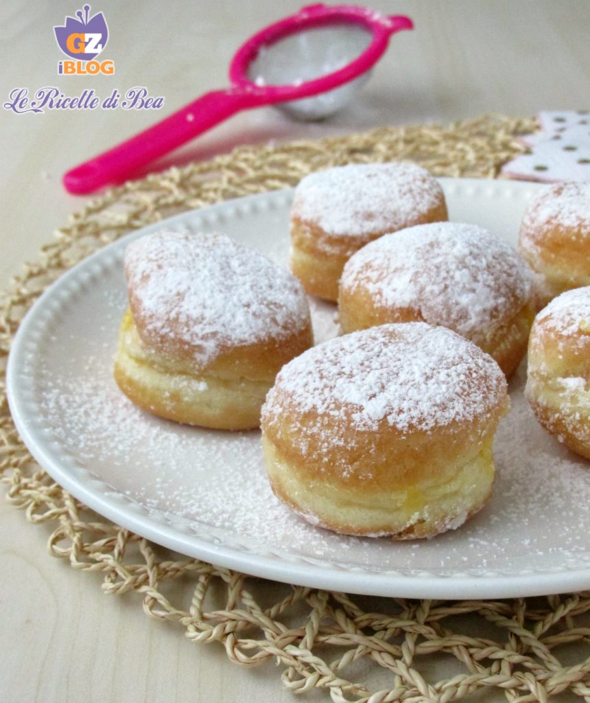 Krapfen oder Bomboloni mit Creme