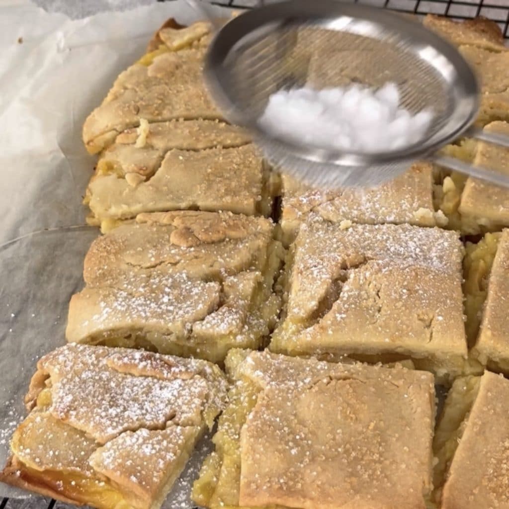 Kuchen mit Creme und Äpfeln