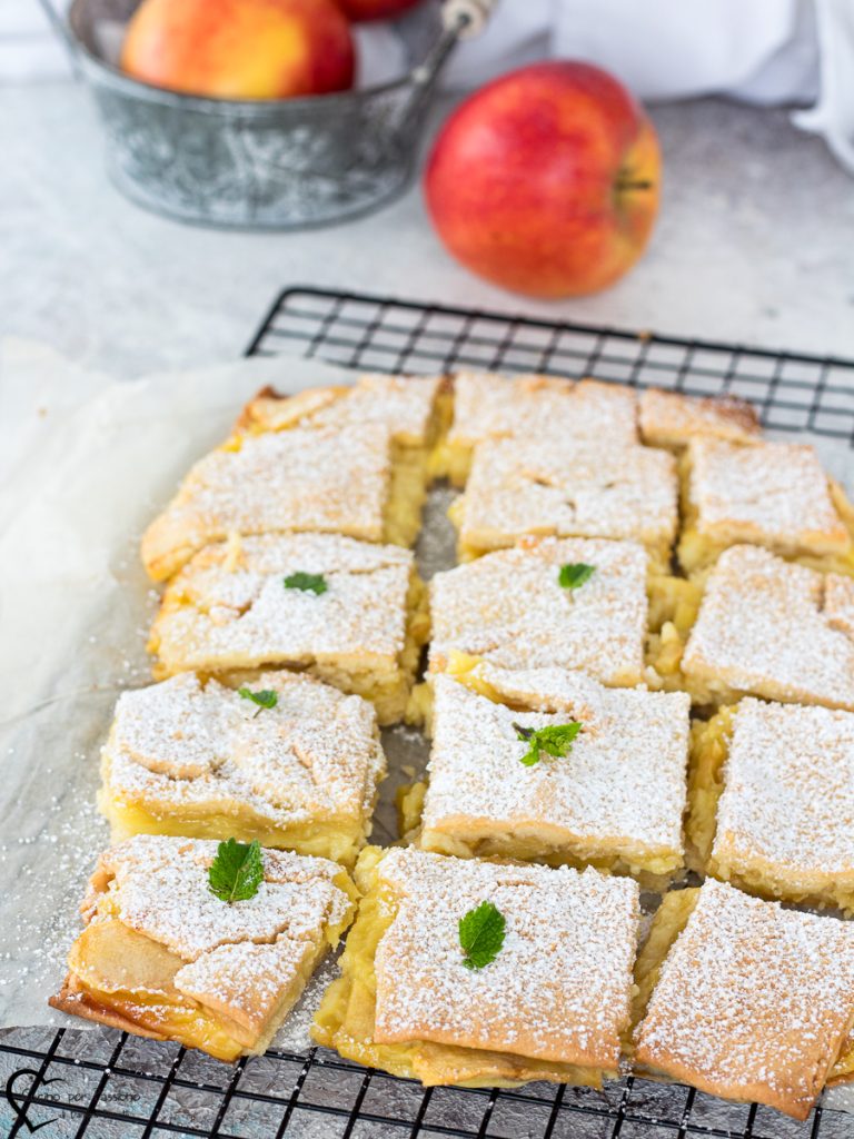 Kuchen mit Creme und Äpfeln