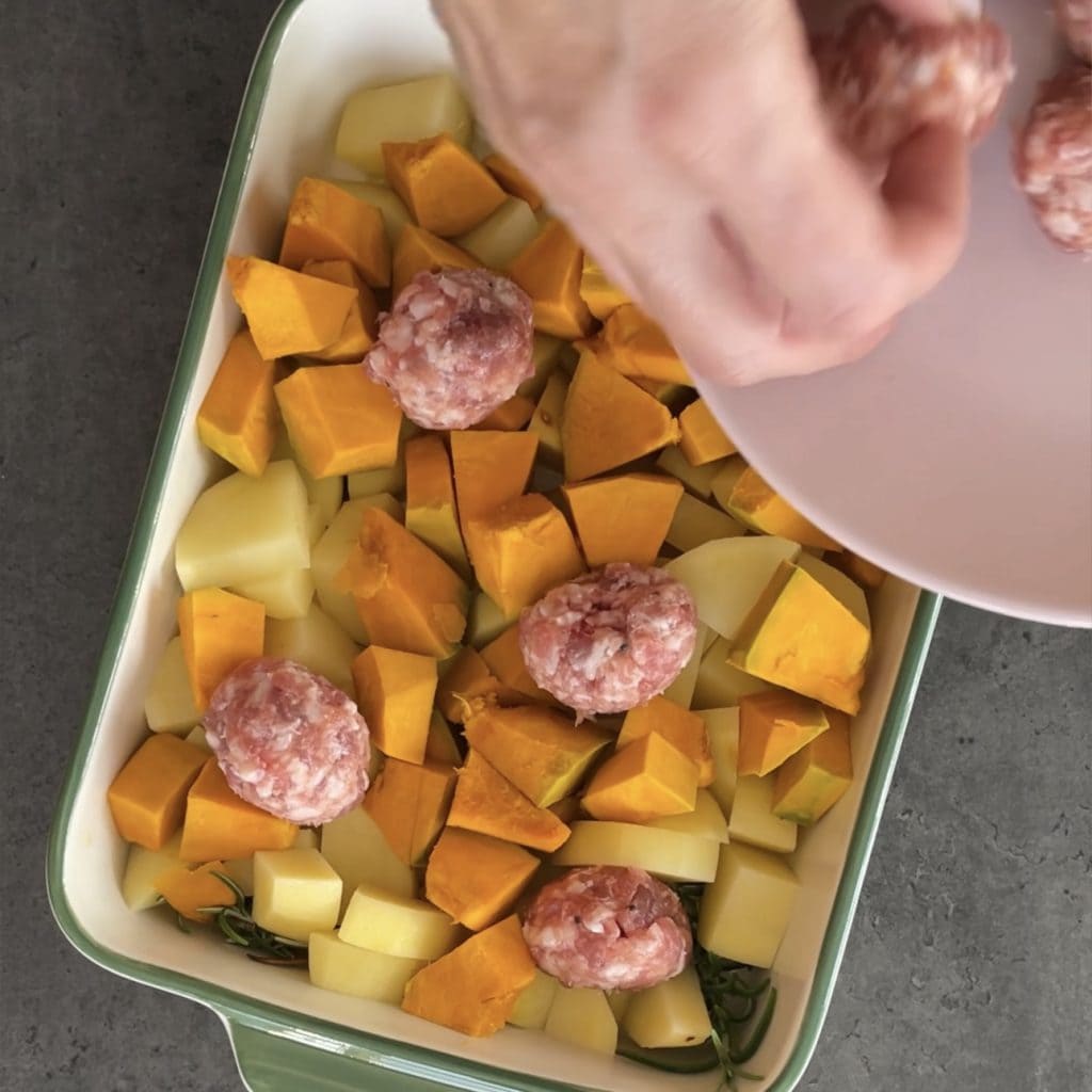 Kürbis und Würstchen mit Kartoffeln