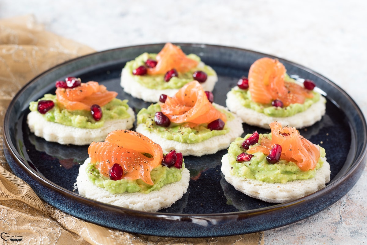 LACHS- UND AVOCADO-TARTINES