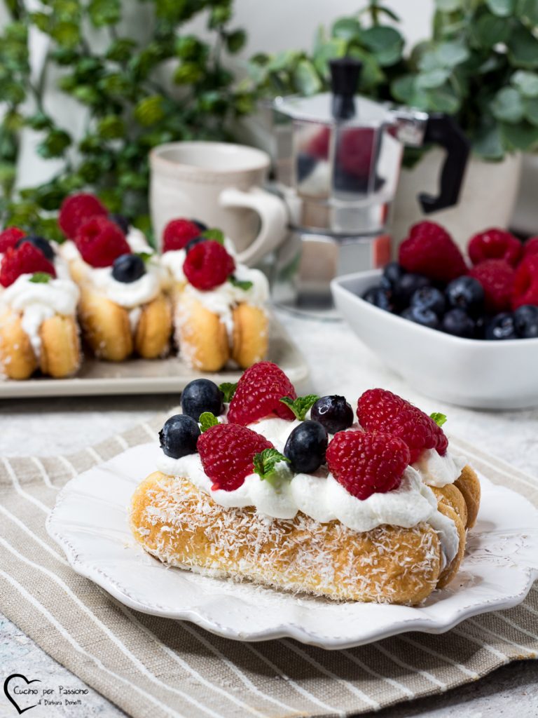 Löffelbiskuit und Waldbeeren Küchlein