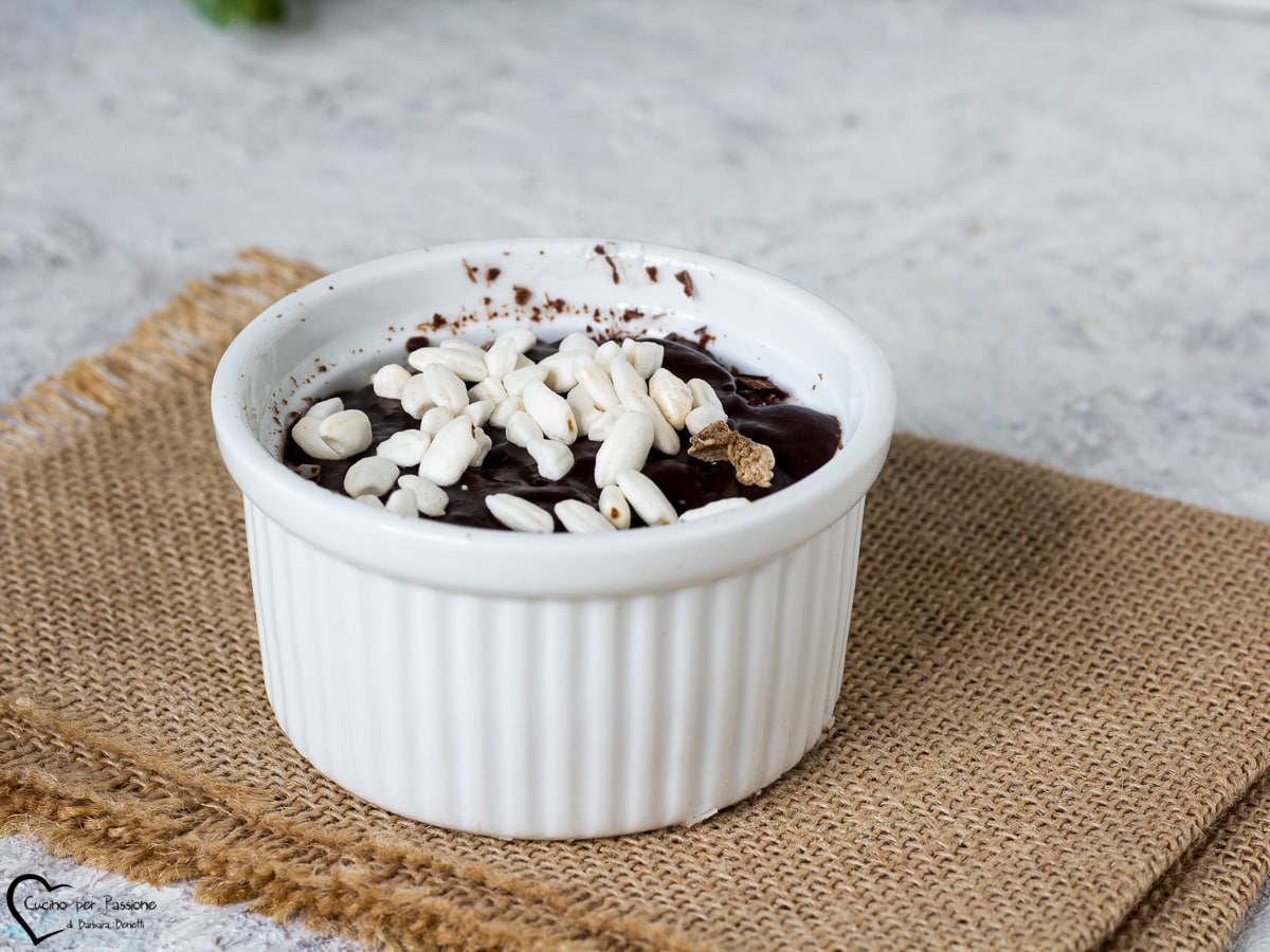 LÖFFELDESSERT MIT GRIECHISCHEM JOGHURT UND SCHOKOLADE