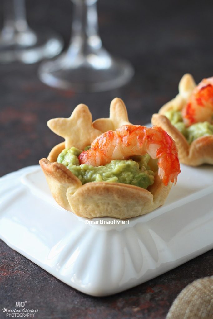 Mürbeteigkörbchen mit Avocado und Garnelen