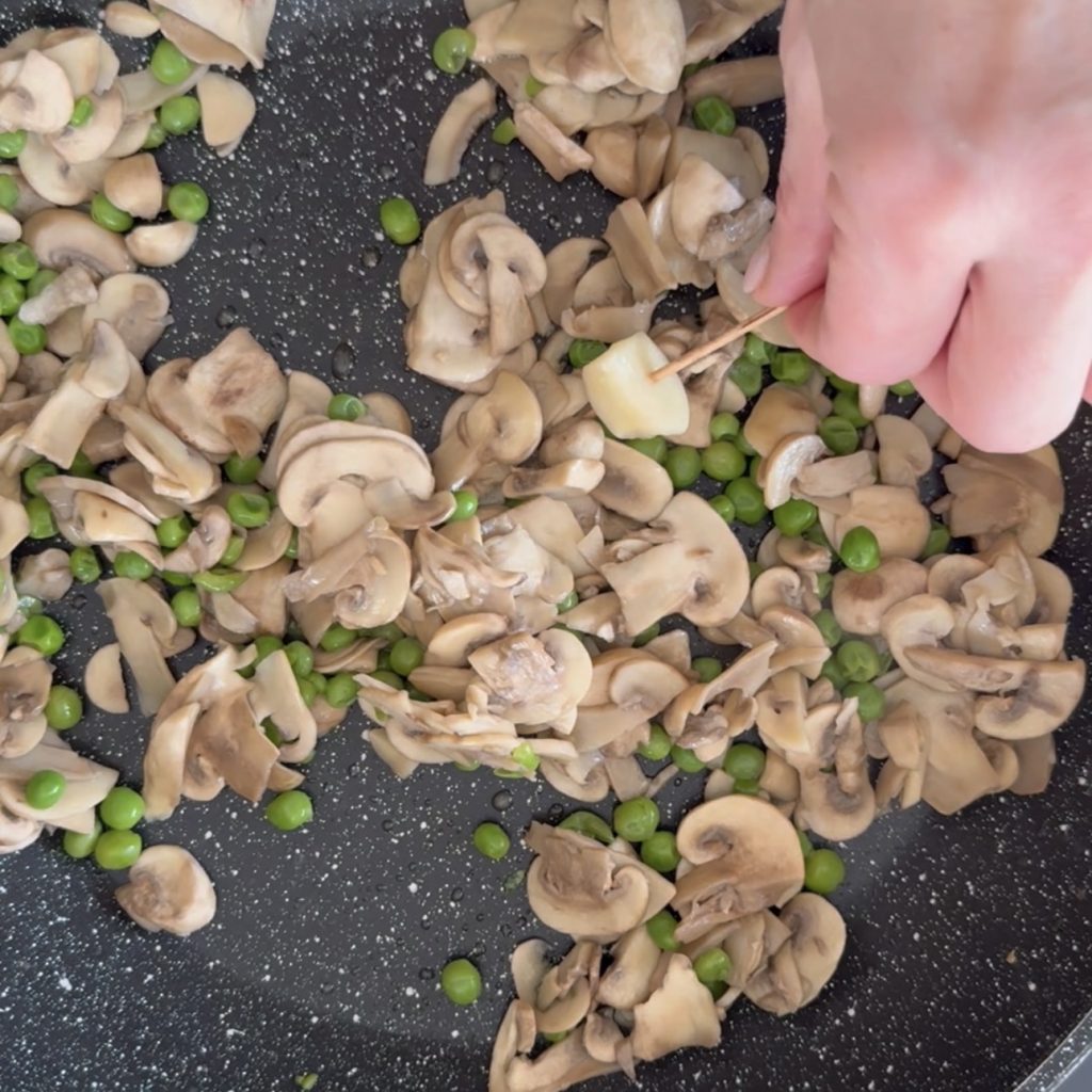 Nudeln mit Erbsen und Pilzen