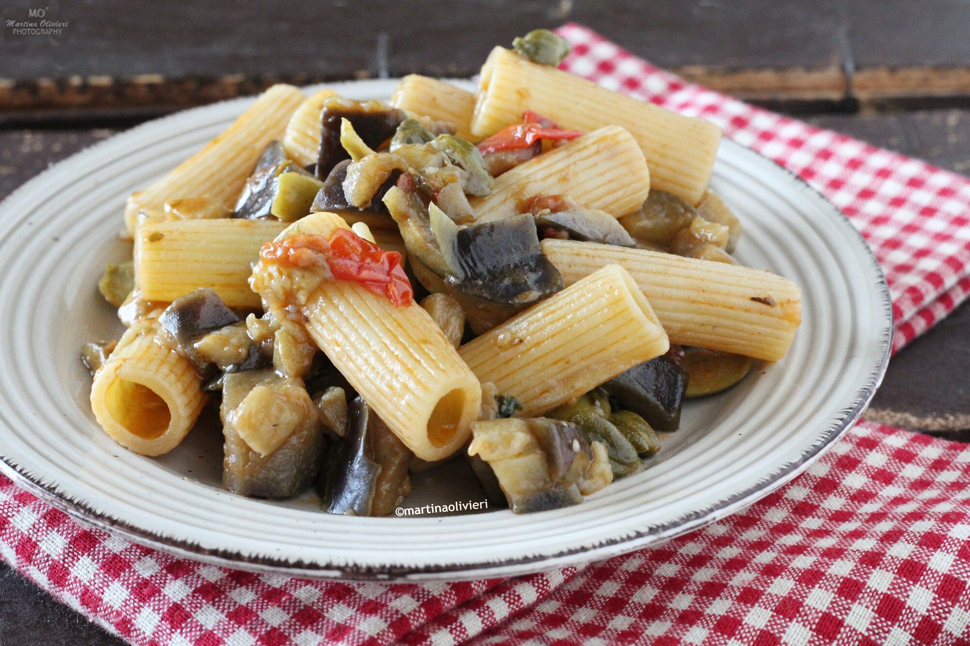 Pasta mit Auberginen, Kapern und Oliven