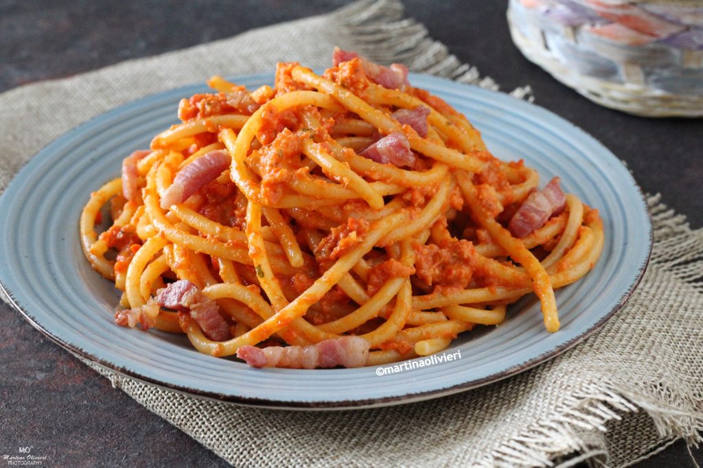 Pasta mit Paprika-Pesto und Speck