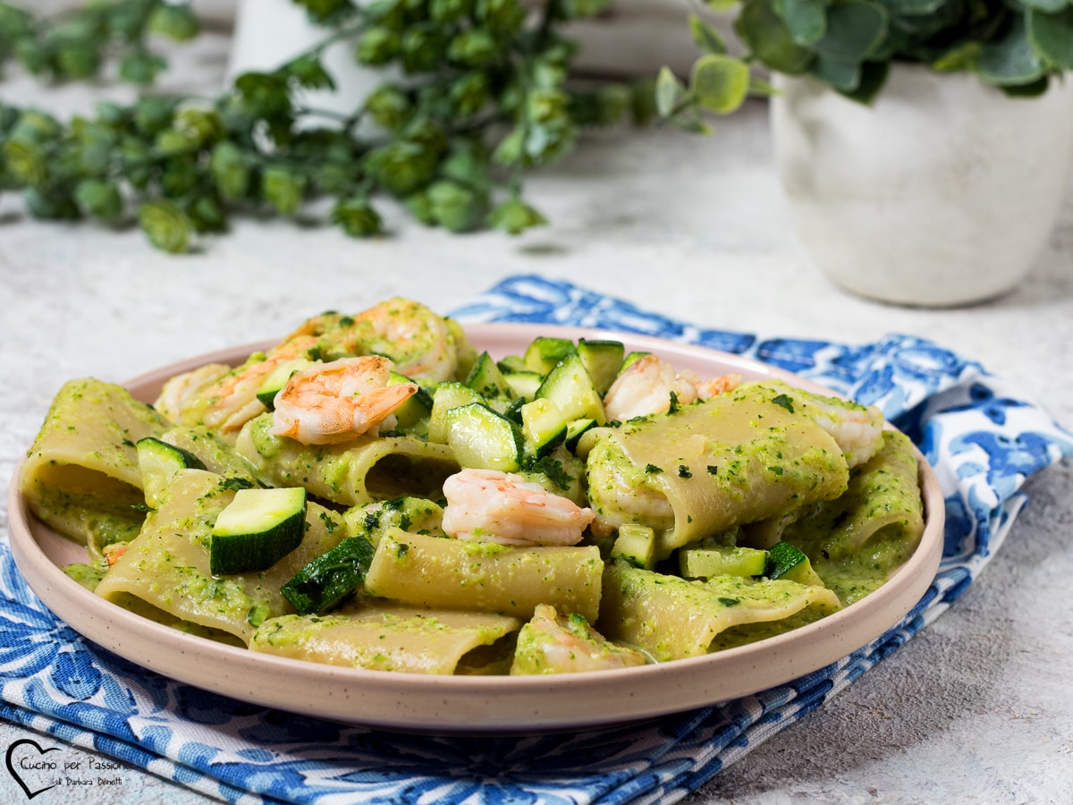 PASTA MIT ZUCCHINI UND GARNELEN