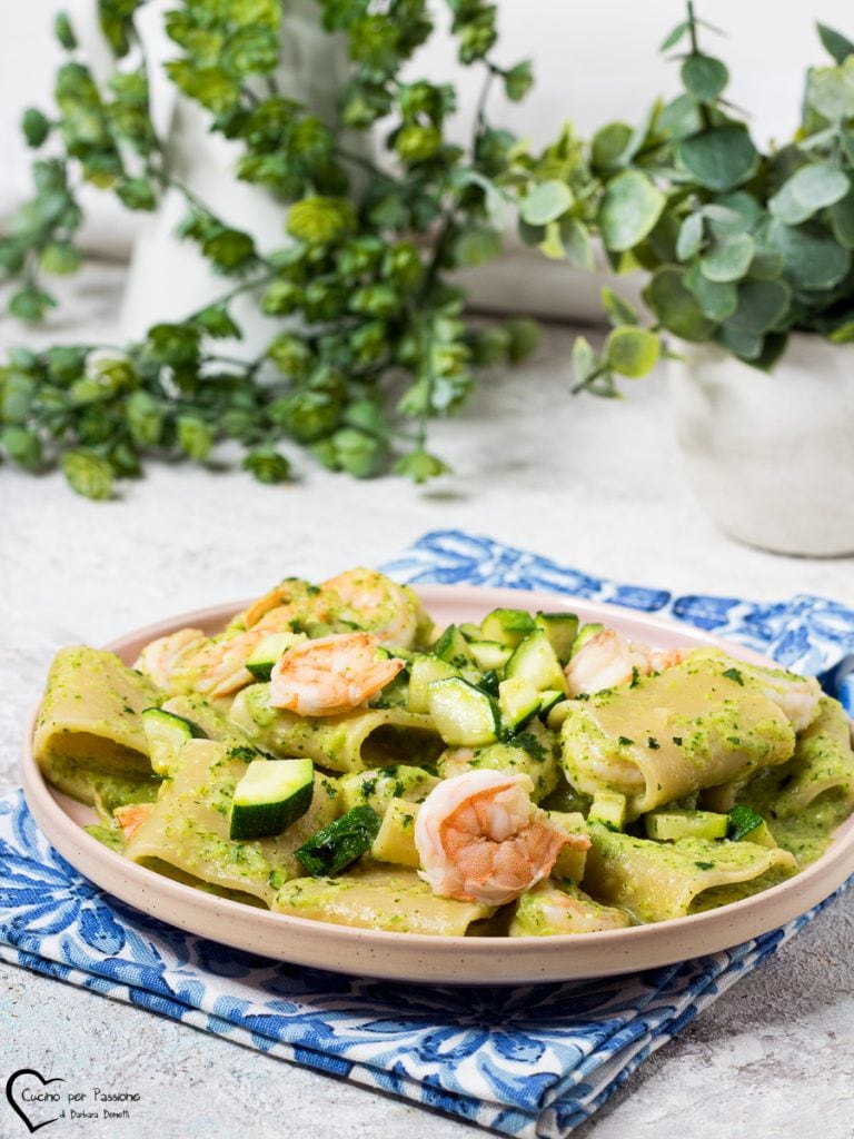 Pasta mit Zucchini und Garnelen