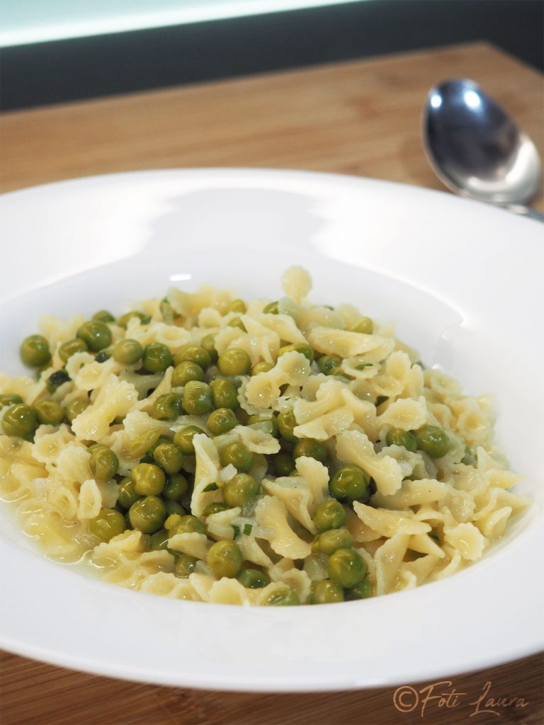 Teller mit Pasta und Erbsen