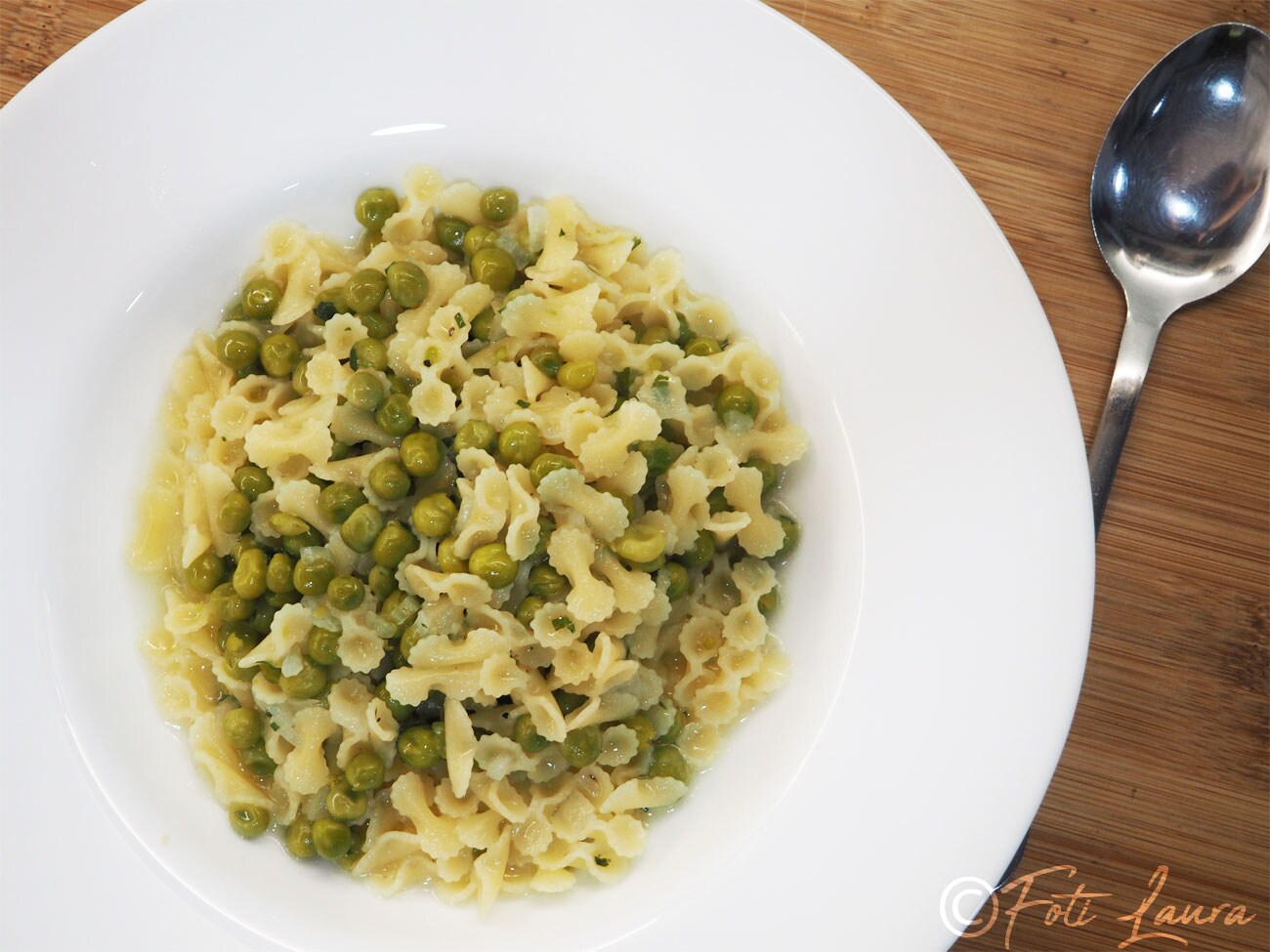 Schnelle Pasta mit Erbsen: Das cremige Comfort Food in 20 Minuten