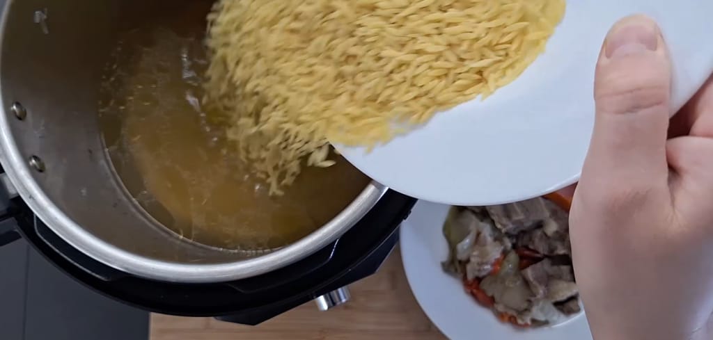 Pastina in die Brühe im Instant Pot gegeben