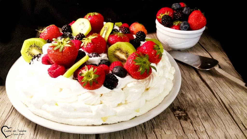 Pavlova mit Früchten