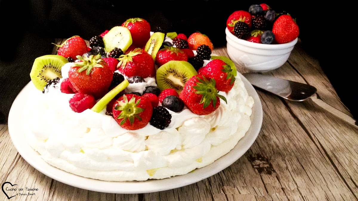PAVLOVA MIT FRÜCHTEN