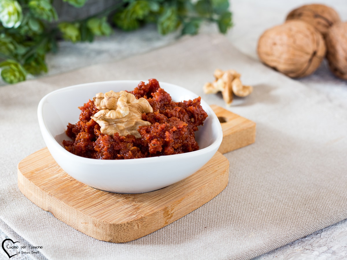 PESTO AUS GETROCKNETEN TOMATEN UND WALNÜSSEN