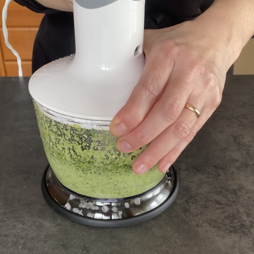 Pesto mit Karottenblättern