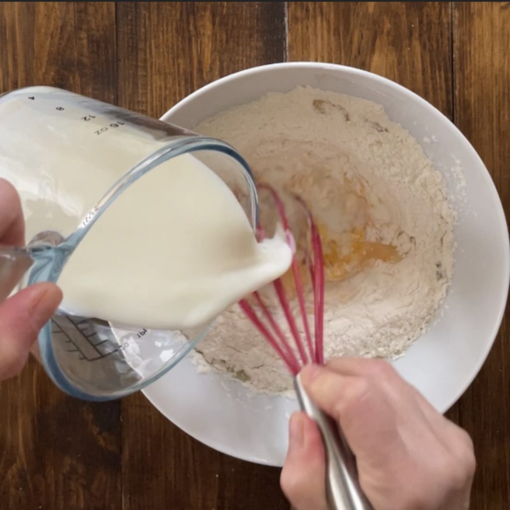 Pfannkuchen mit geschlagenem Eiklar