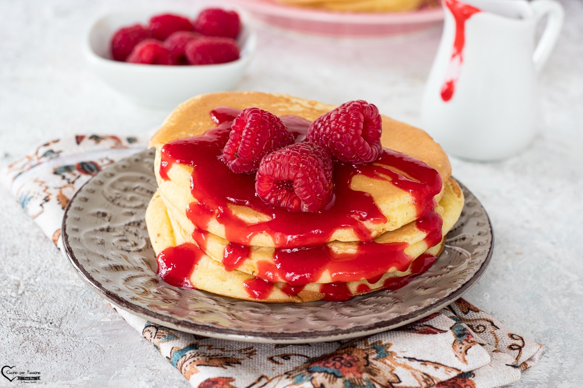 PFANNKUCHEN MIT GESCHLAGENEM EIKLAR