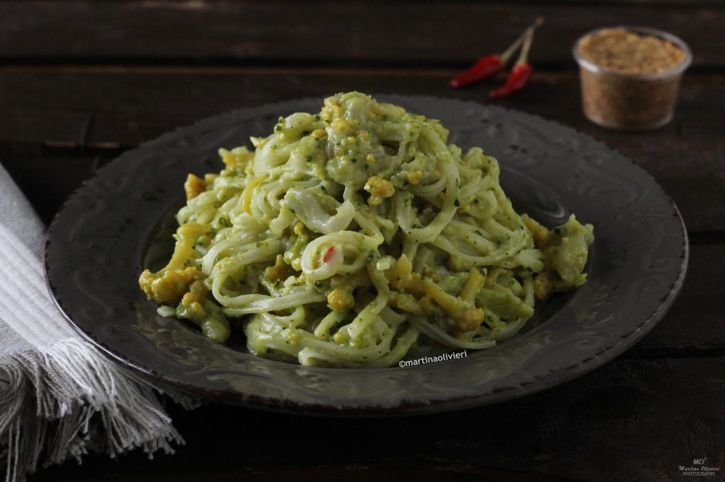 Reisbandnudeln mit Brokkoli und Kokosmilch