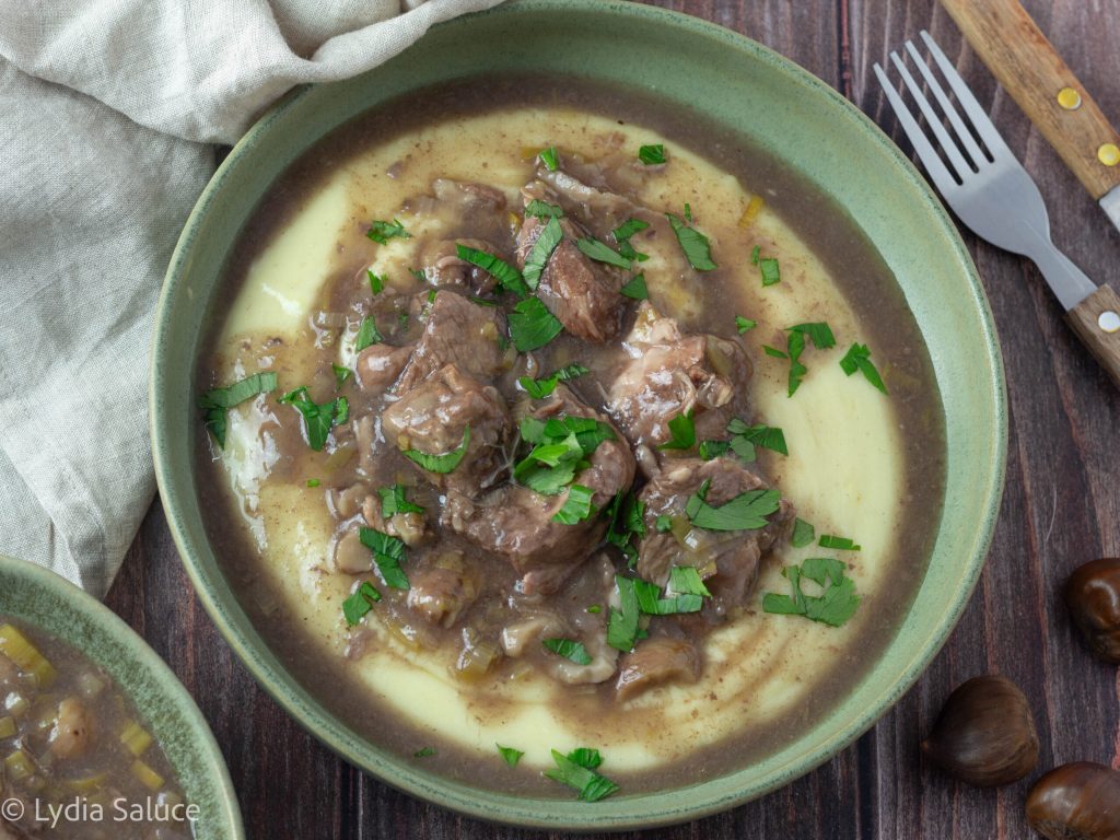 Rindergulasch mit Kastanien und Rotwein im Slow Cooker