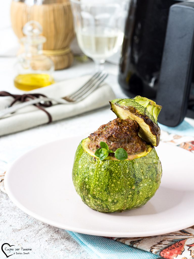 Runde gefüllte Zucchini in der Luftfritteuse