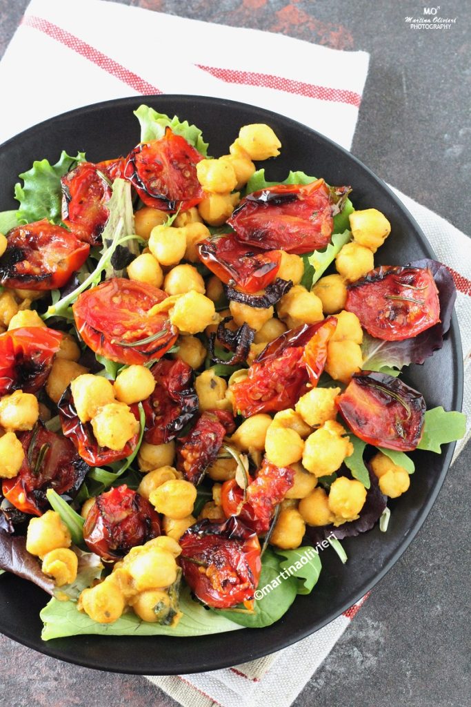 Salat mit Kichererbsen und confierten Kirschtomaten