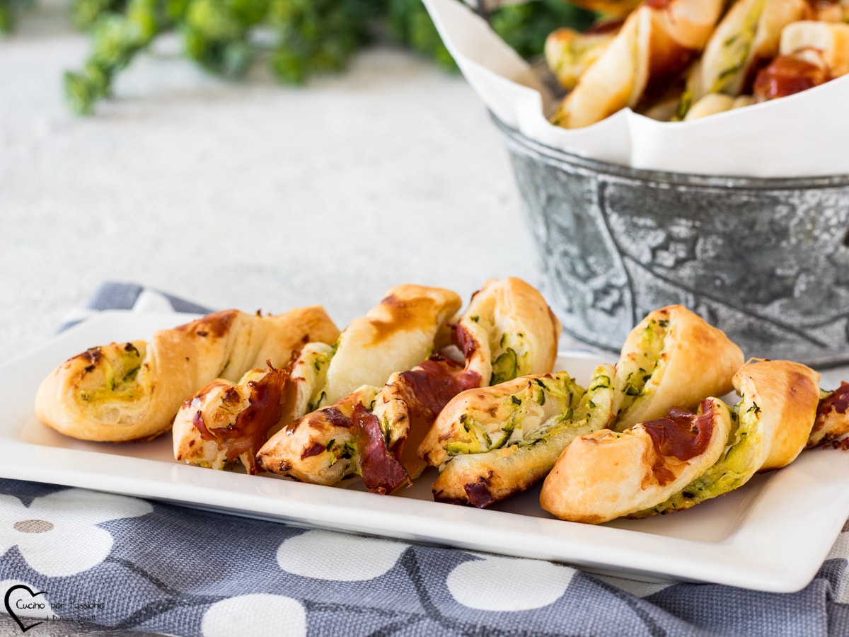 SALZIGE BLÄTTERTEIG-TWISTER mit Speck und Zucchini