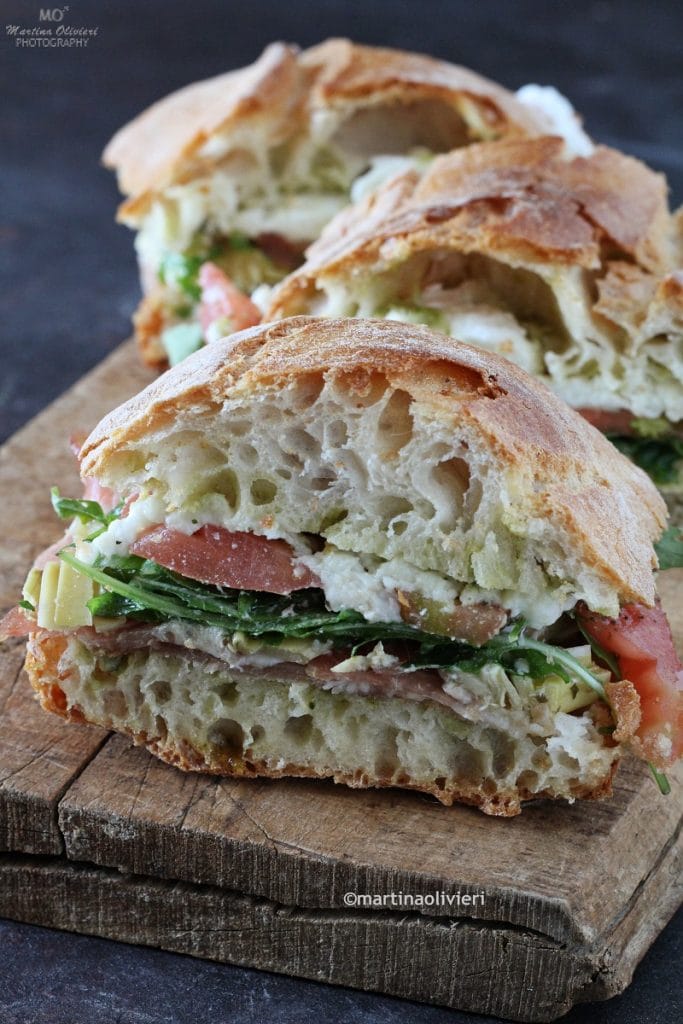 Sandwich mit Zitronenpesto, Schinken und Mozzarella